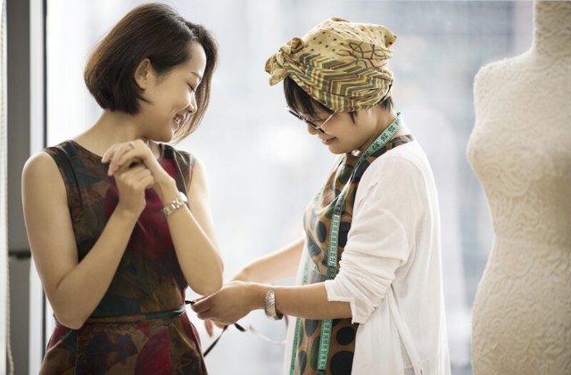 她的香云纱，是自然成长的衣服