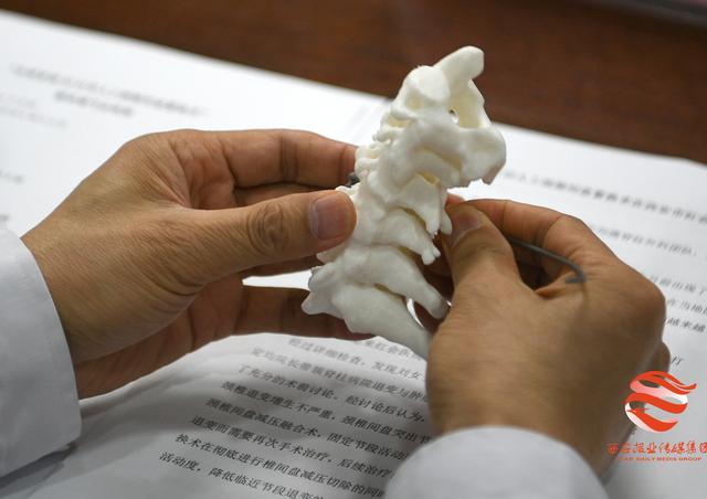 刘女士很激动：我终于能行走了！西安市红会医院实施全球首例3D打印人工颈椎间盘置换术助其恢复行走