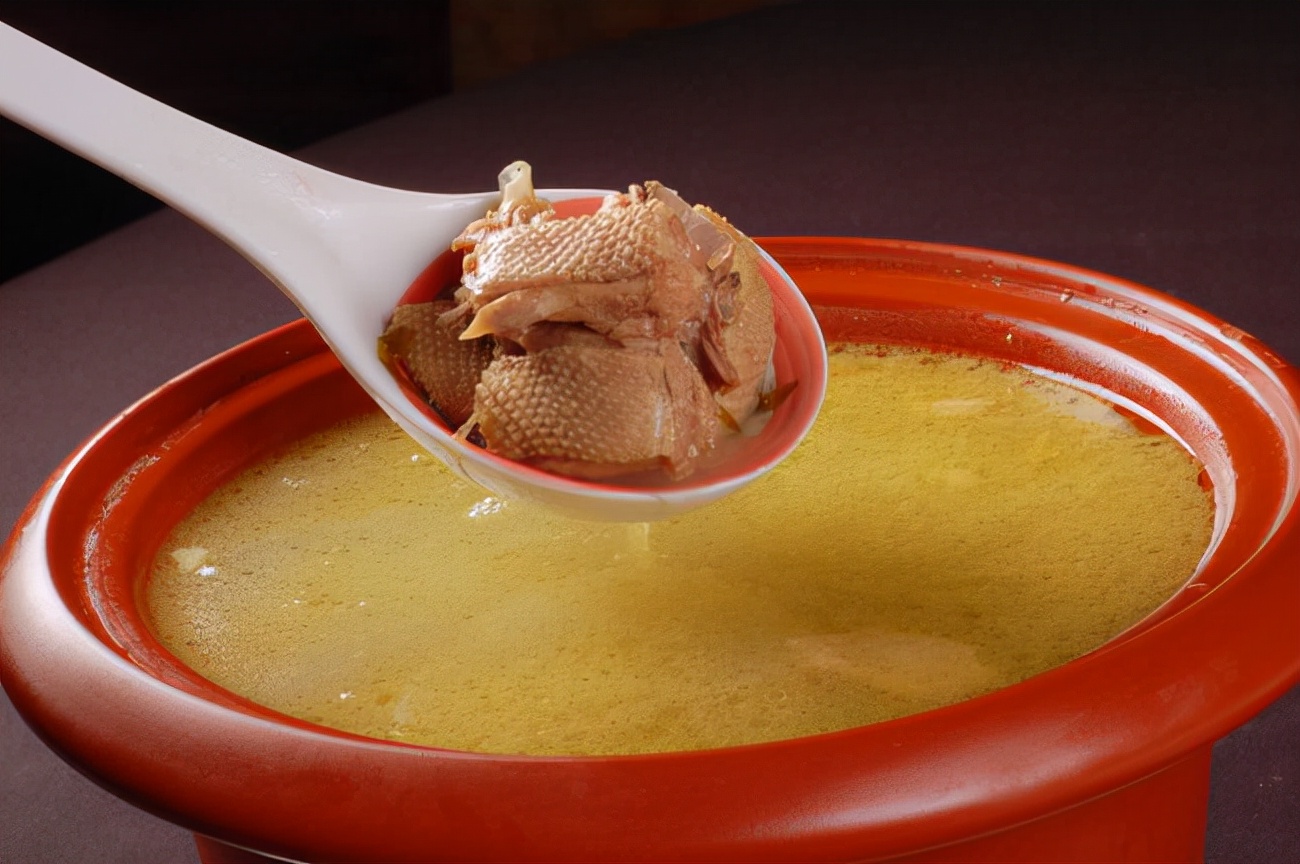 杀鸡时看到鸡皮有疙瘩怎么回事,杀鸡肚子里黄油留着还是扔了