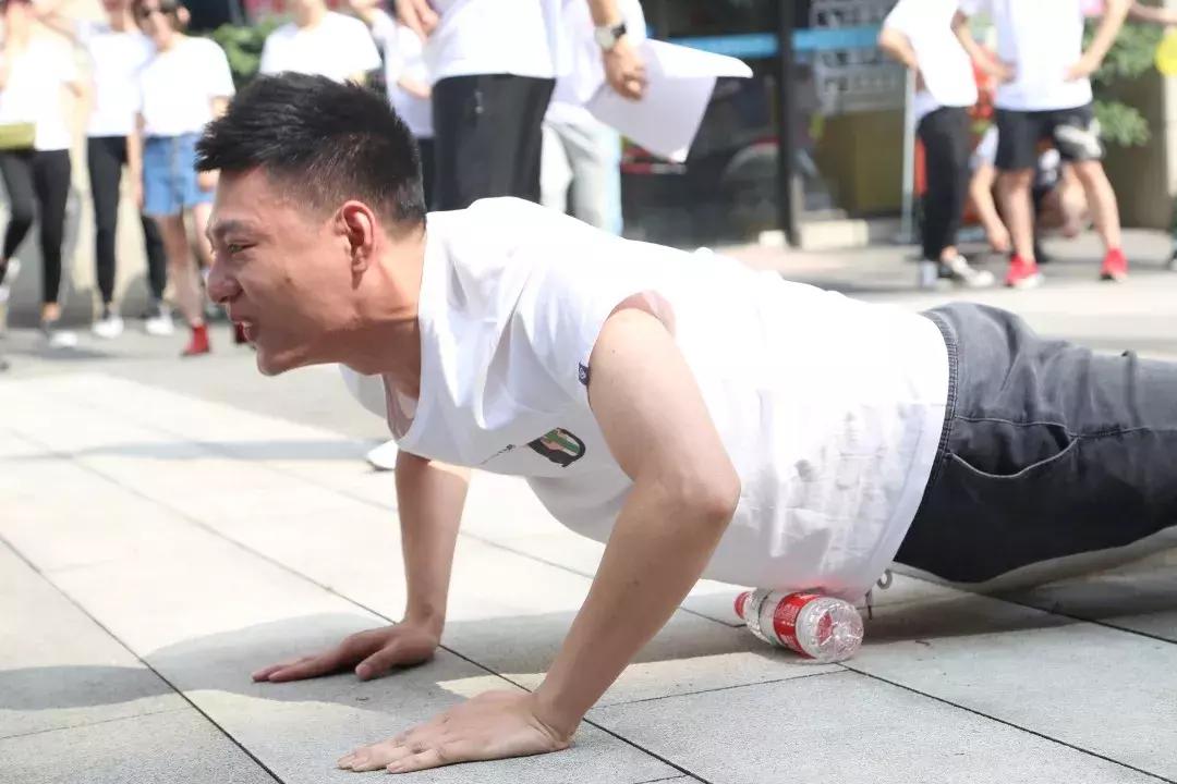 好老师教育“风雨同行十五载，携手并肩再奋进”主题拉练活动启动