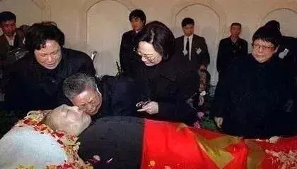 今天他115岁了，*小平邓**人生的40个瞬间