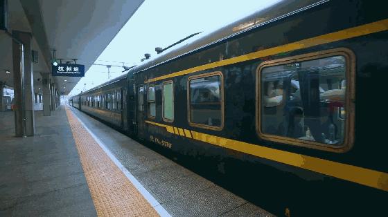 为什么火车座位是面对面动车朝前,火车和高铁换乘为什么座位不一样