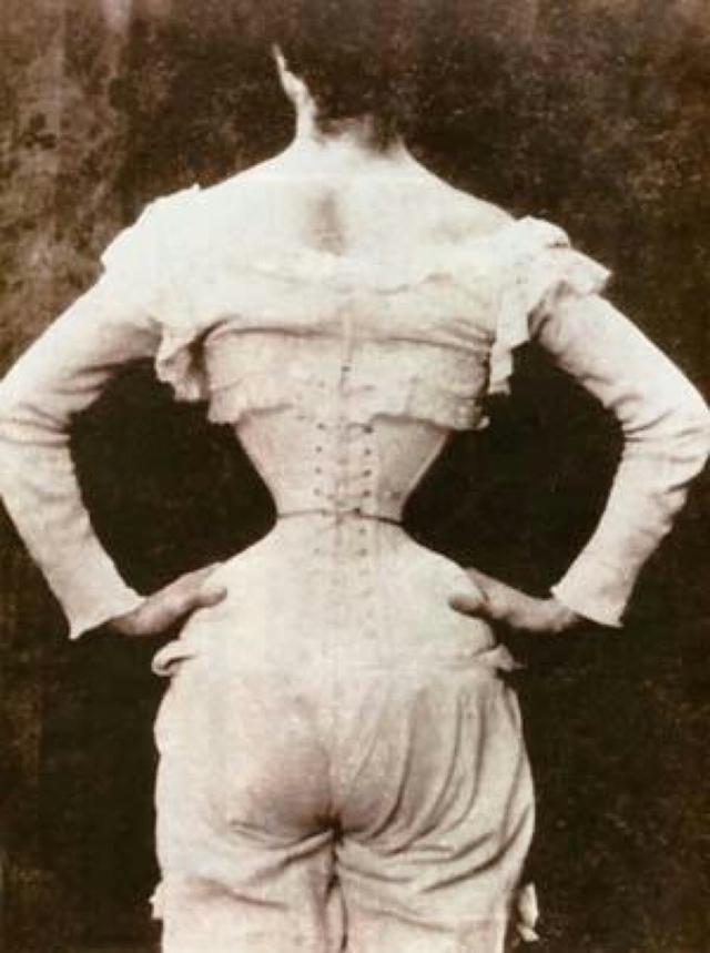 【魔幻时尚史】束腰：堪比刑具的变美工具