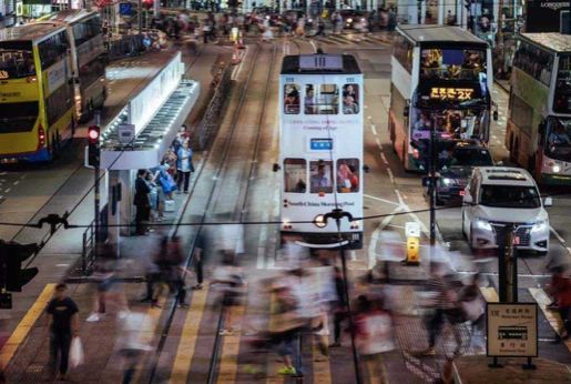 看看香港的私家车和地铁站你才知道什么叫快节奏生活