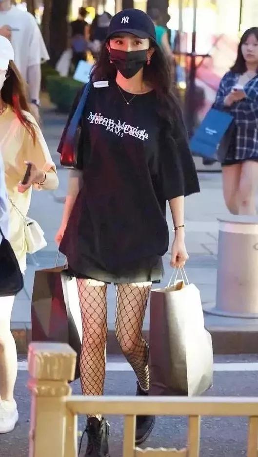 三里屯偶遇大幂幂,杨幂和闺蜜在三里屯逛街遭搭讪