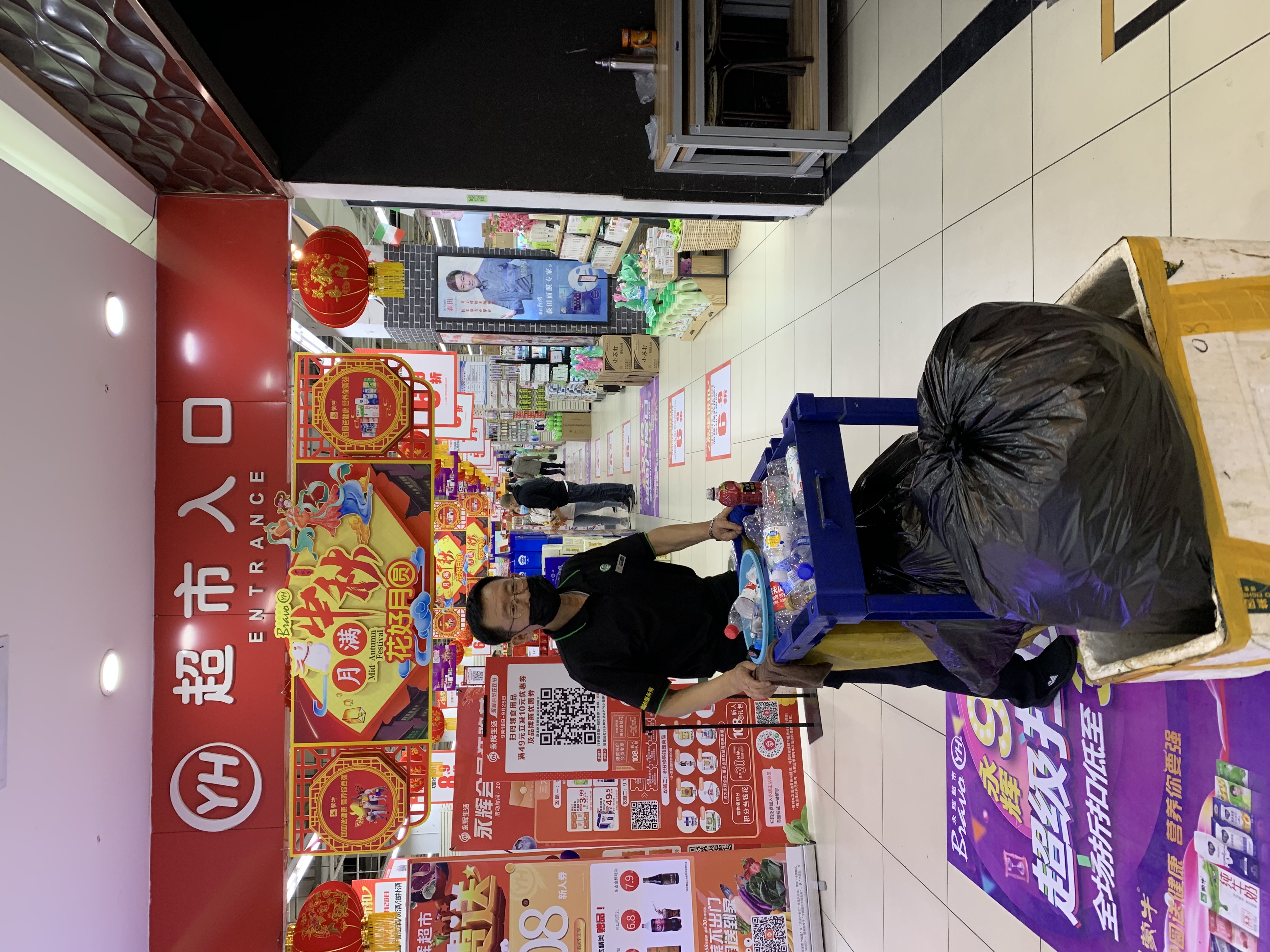 57岁保洁员大叔,58岁大叔工作