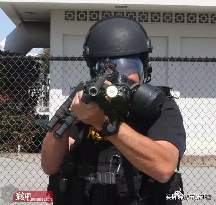 防毒面具的佩戴的动作要领,戴防毒面具的方法和步骤