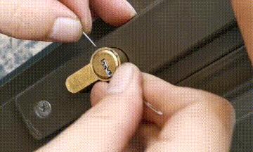 钥匙折在锁芯里怎么才能取出,钥匙断在锁芯无法取出