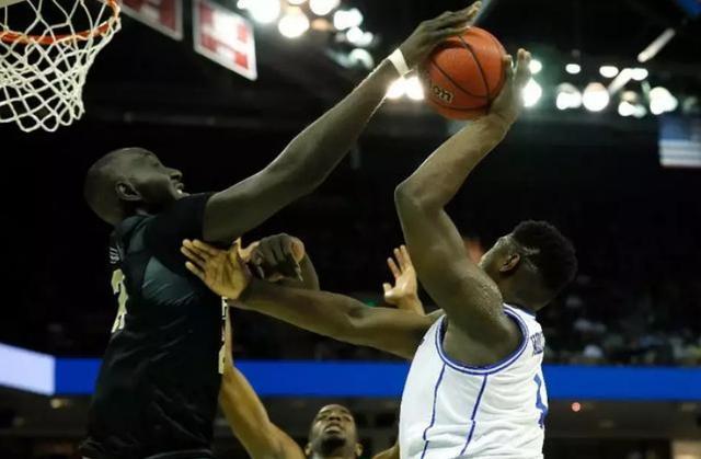 黑人版姚明，臂展2米5，站着轻松扣篮，多次大帽锡安，却最终落选