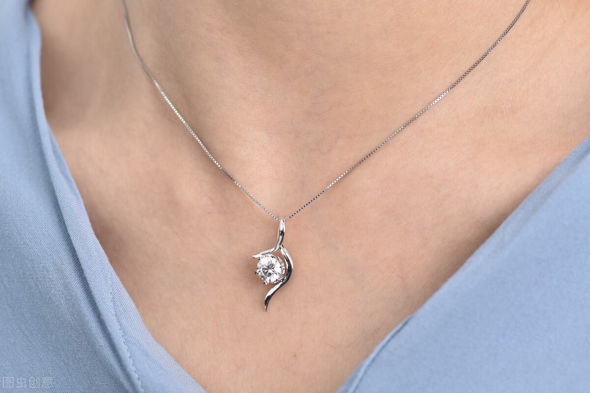 什么牌子项链合适买给女朋友,送女朋友项链什么牌子好