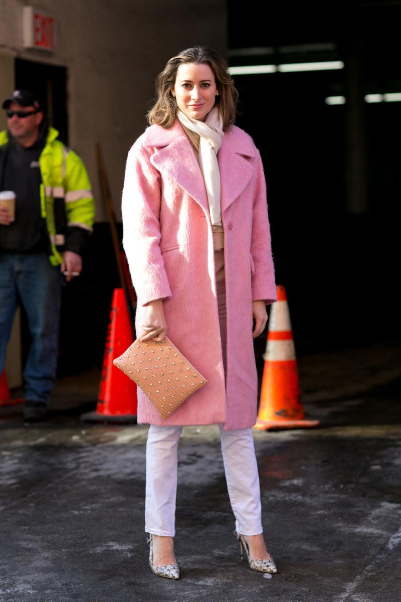 女人过了40岁,别总想装嫩,多穿这3种“减龄色”,高级又温柔