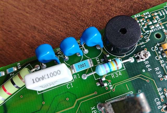 为何美国FLUKE15B比国产万用表耐用？拆机一看，你就明白了