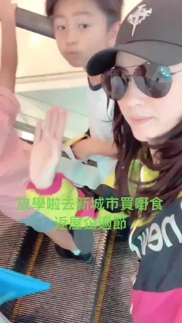 张柏芝给孩子煮菜,张柏芝喂儿子吃饭