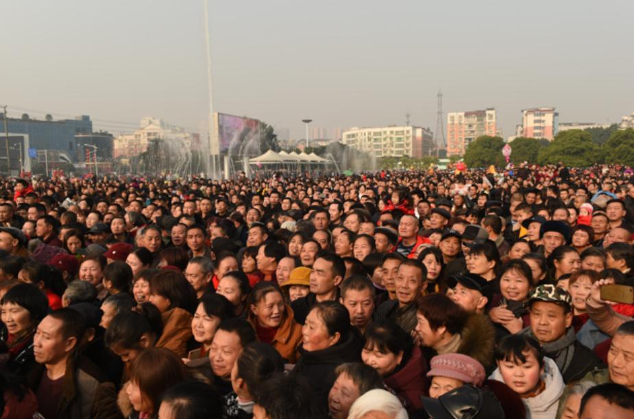 广元市老城小西街嘉陵广场,看看广场有多热闹