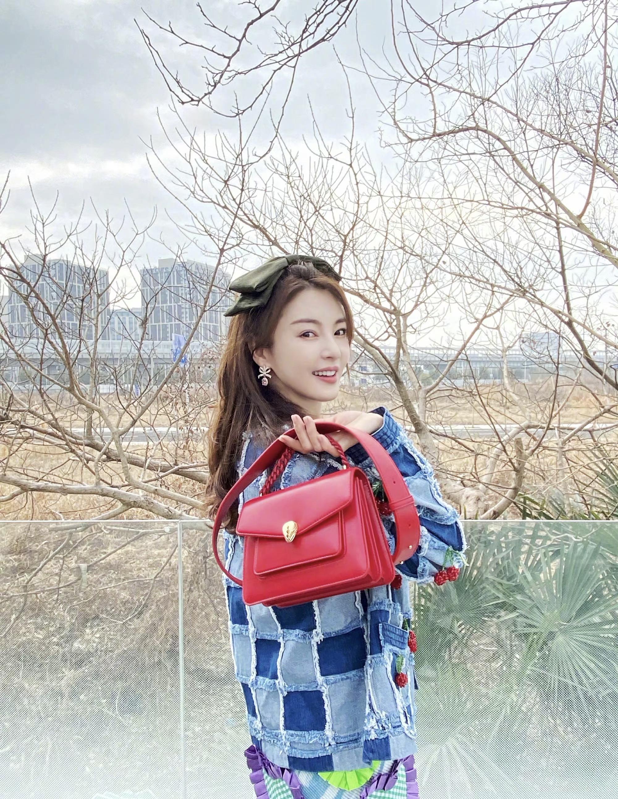 张雨绮走红毯绿色深v抹胸礼服,张雨绮穿玫红色大v礼服走红毯