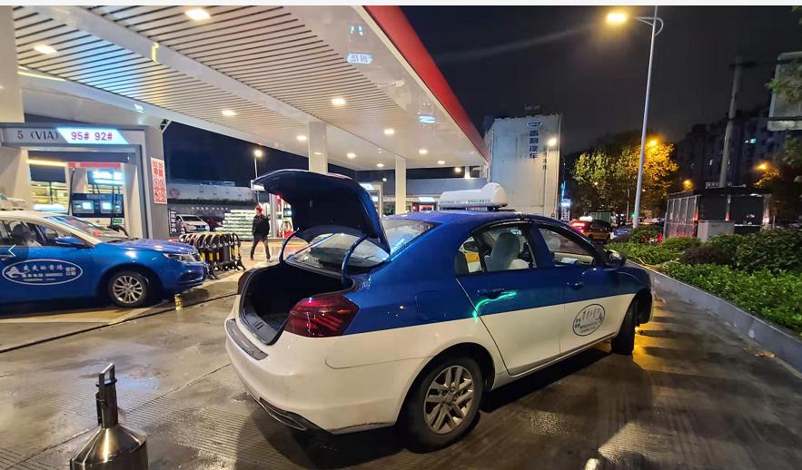 53升油箱加38升就满了,58升油箱为啥可以加66升油