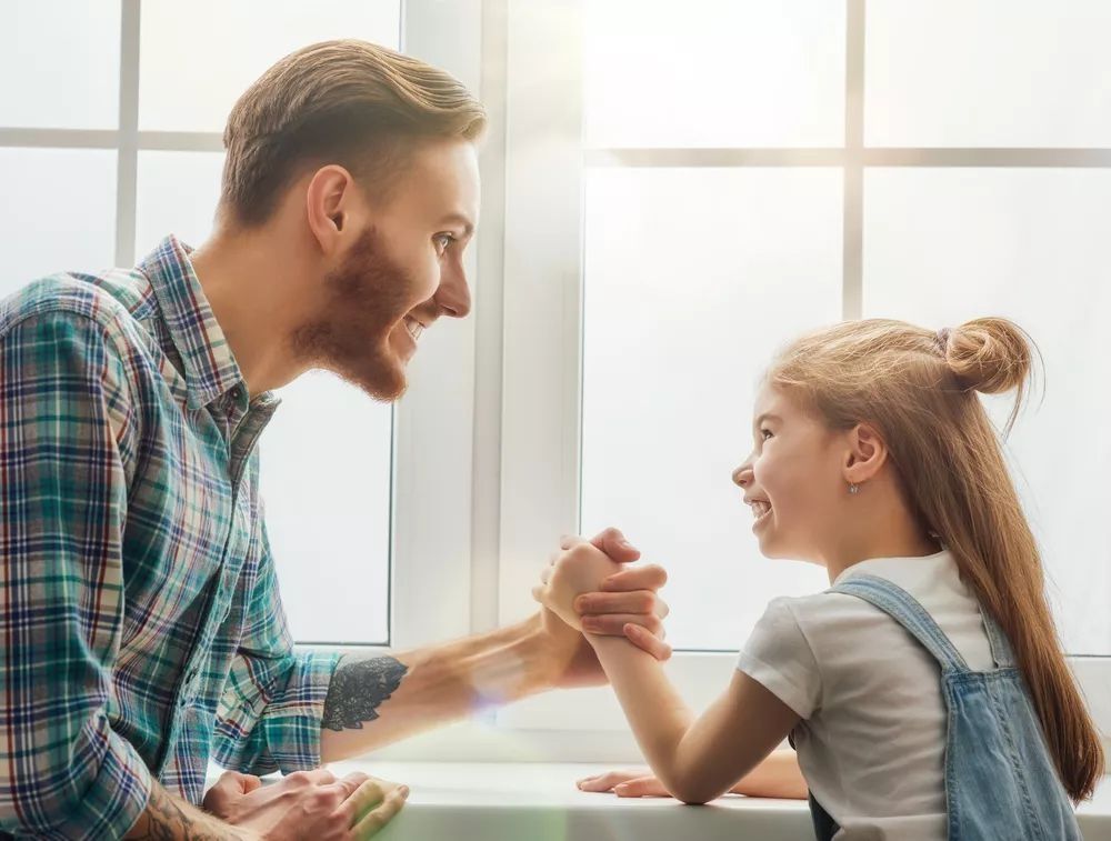 7岁女童眼里被男孩塞纸片:儿童的“攻击*行为性**”,家长如何引导