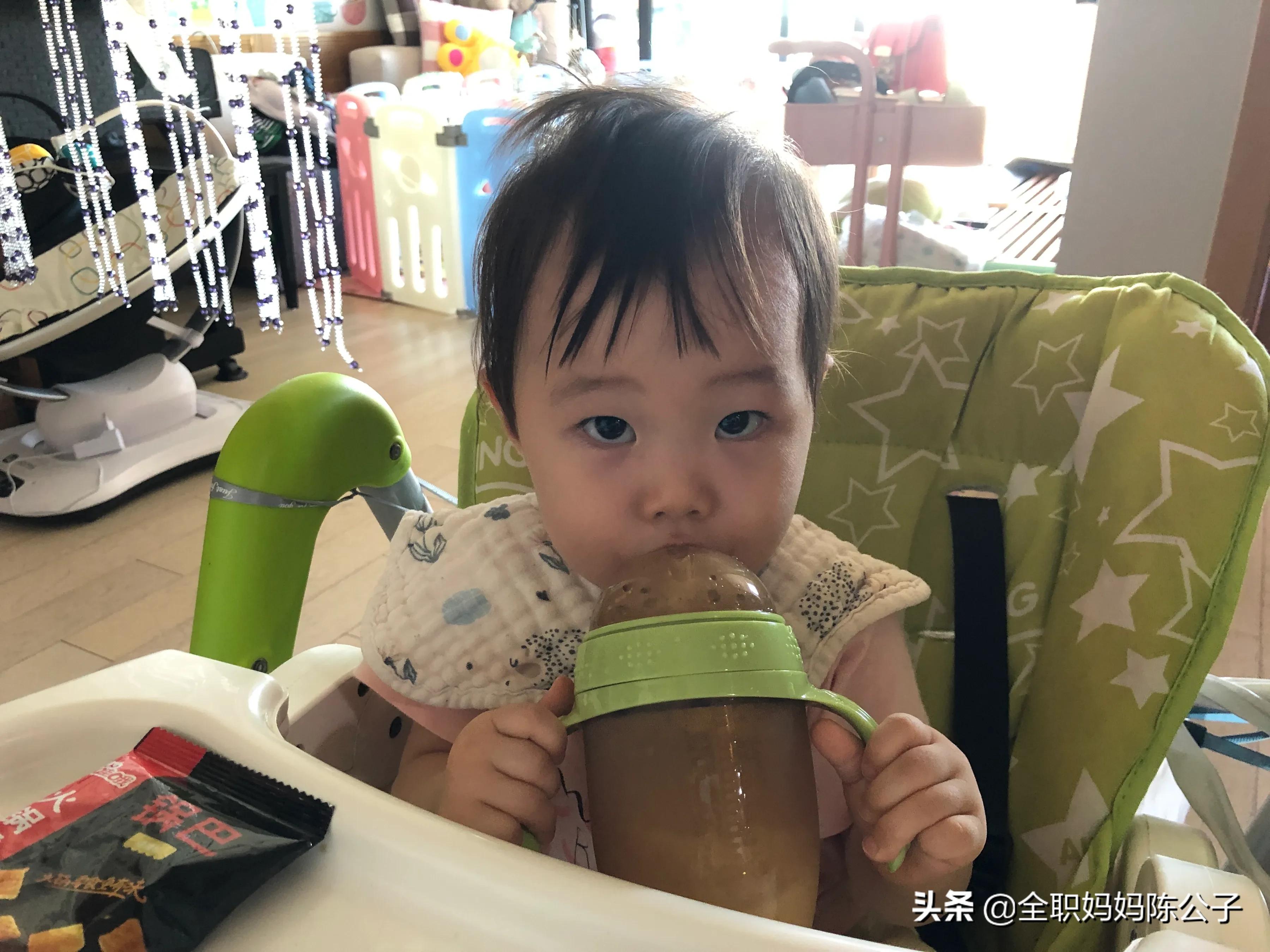 纯母乳宝宝不接受奶粉奶瓶？跟着我做下面几招，妈妈不用愁