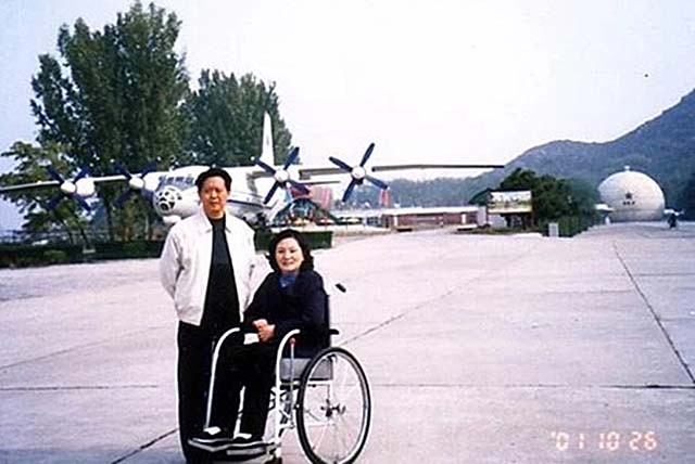 空军飞行员闫志国,飞行员丈夫闫志国照料妻子41年