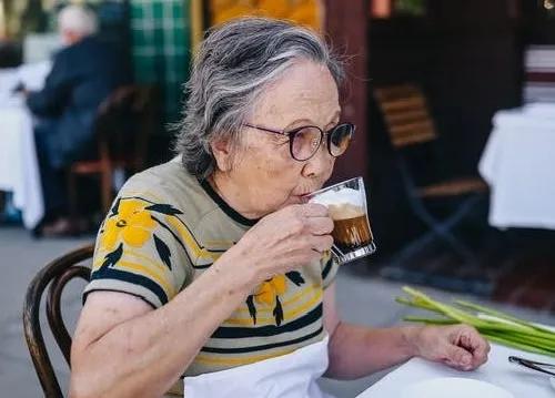 90岁老人不爱喝水有什么妙招,老人不爱喝水对身体有什么坏处