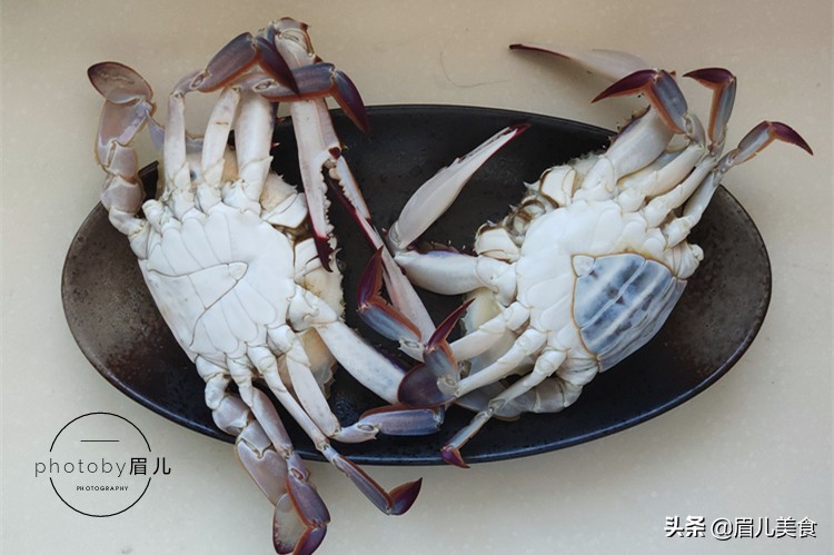 螃蟹直接入锅蒸，大错特错啦，要想不腥不流蟹黄，这3点要记牢