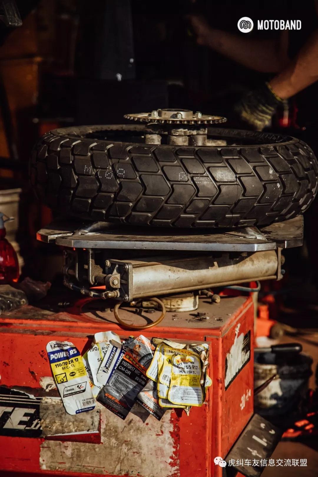 贝纳利幼狮500辐条轮爆胎,贝纳利幼狮500公路版改牌照架