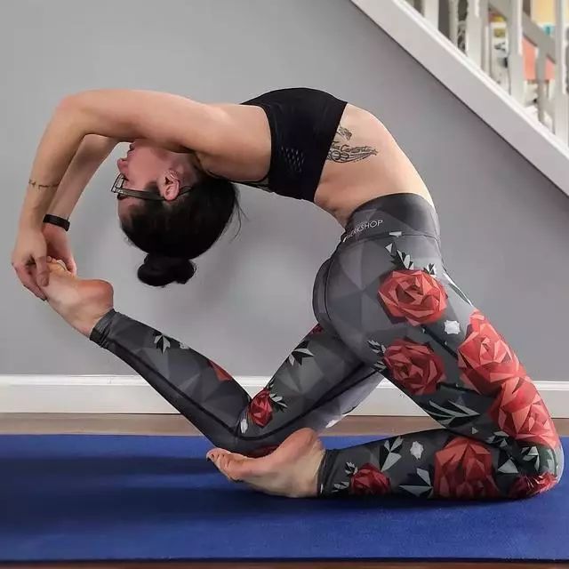 刘雯穿千鸟格西装图片,刘雯重返时装周首秀视频