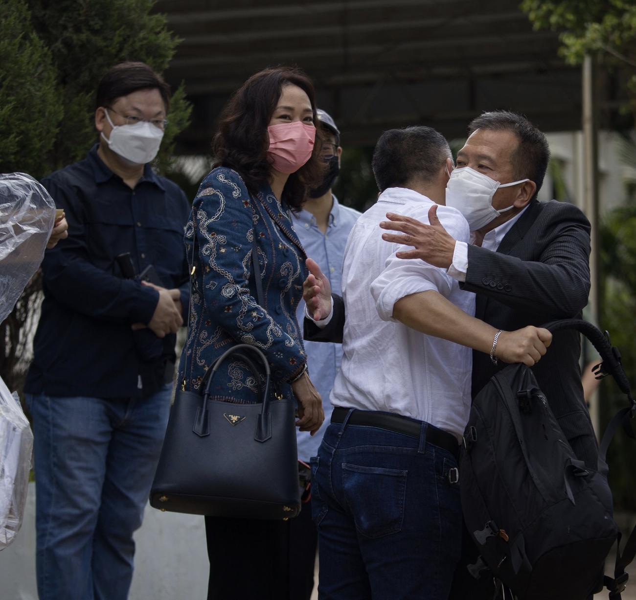 龚如心风水师刑满出狱，跪地拜祭亡母连磕响头，30亿风水费已耗光