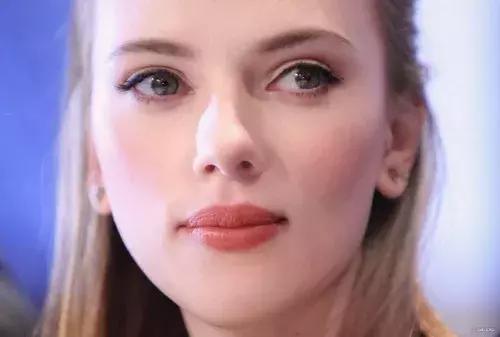 被称“当代梦露”,与刘昊然合照上热搜,她怎么这么有魅力?