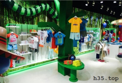 最新童装店双门头装修效果图,童装店怎么装修才有顾客