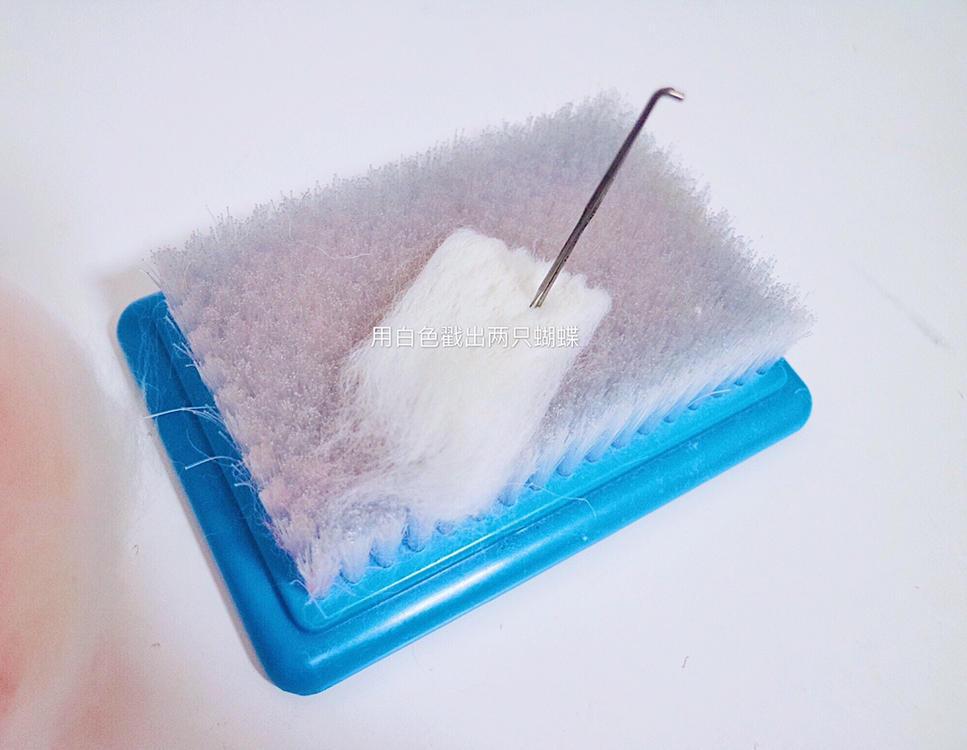 翻出收快递的泡沫纸，我家妞多了一顶可爱的帽子