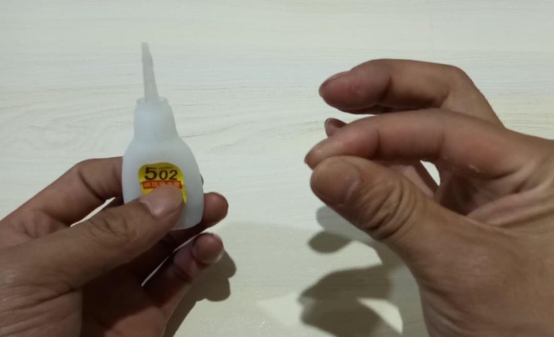 手指被502粘住了已经硬化了怎么办,502胶水倒在了手指上怎么去除干净