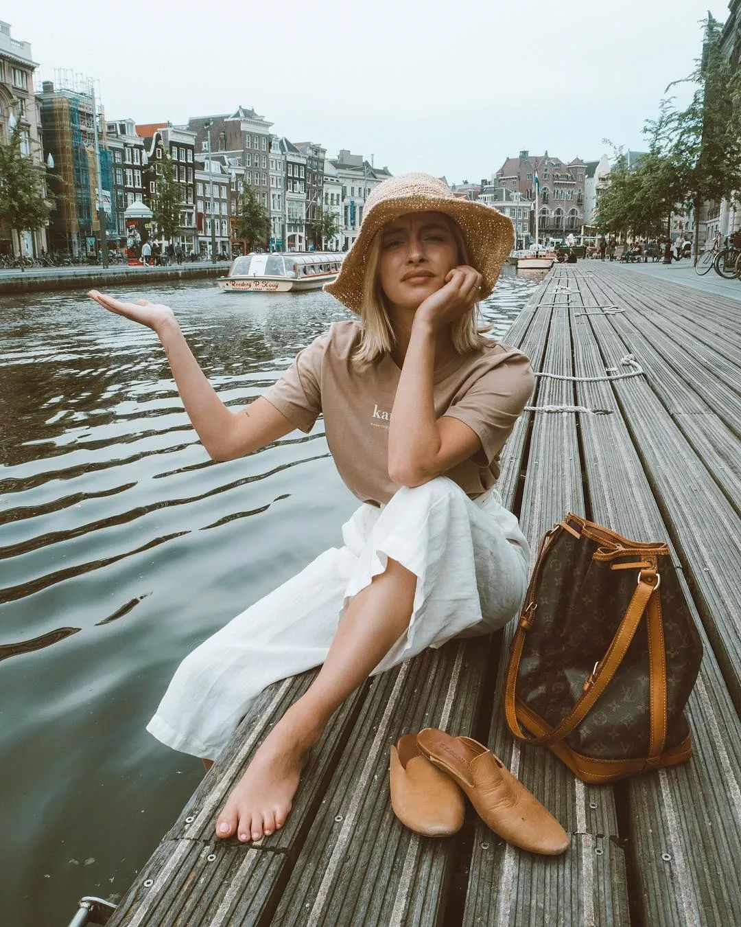 会背奢侈品包包,会背水桶包的人