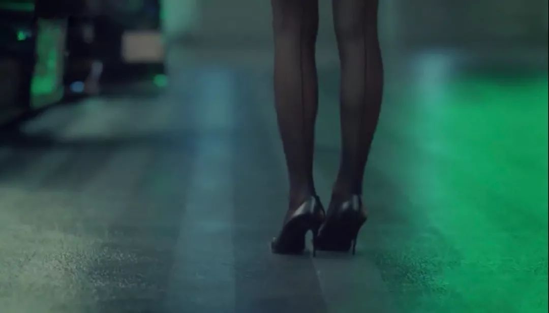 那个卖口红的YSL，教会女孩不色情的穿黑*袜丝**