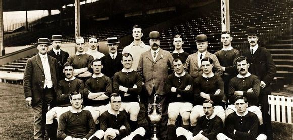 详解红魔曼联的诞生及其初期发展轨迹：从破产解散到足坛标杆