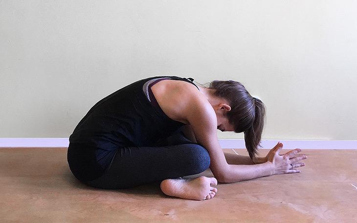 经期延迟，脸冒痘痘，应该是内分泌问题，试试这几个瑜伽体式