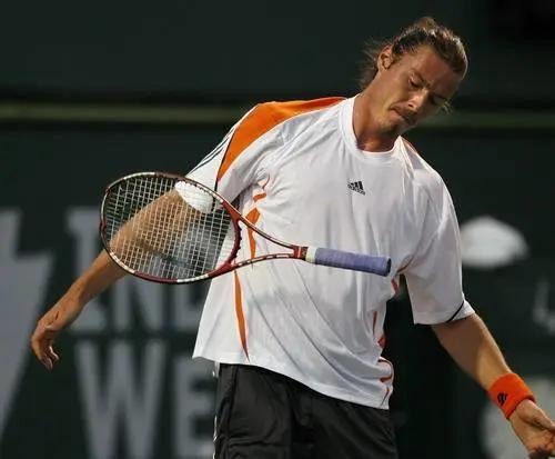 1055块球拍、百余万价值，同样摔拍为何他被称霸道总裁？