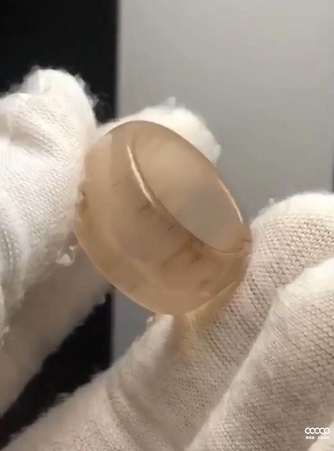 短发超飒小姐姐，玩串儿不贵也精致，骑起车来，帅翻天