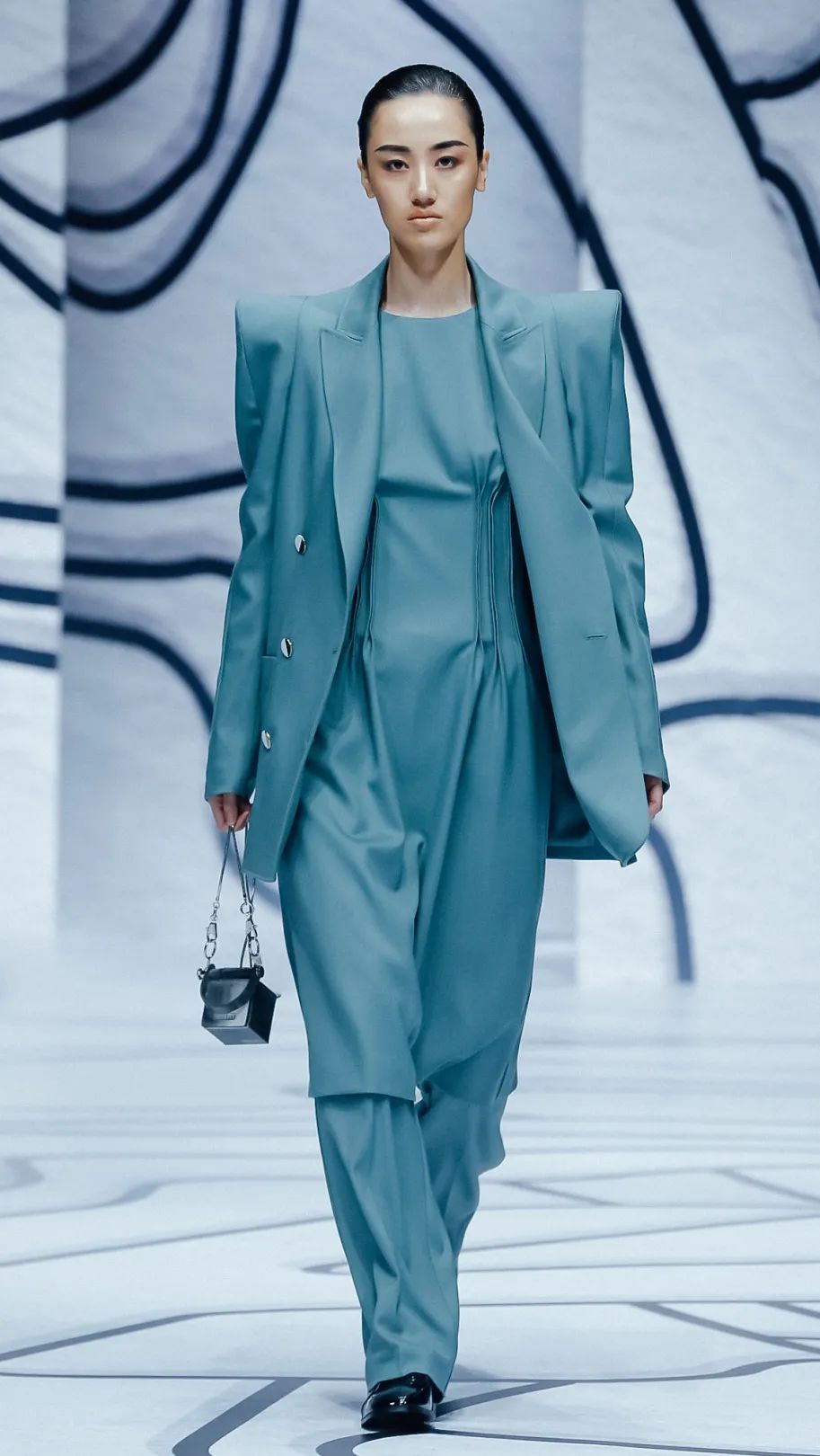 2021秋冬女装款式流行趋势,2018秋冬趋势报告巴黎时装周