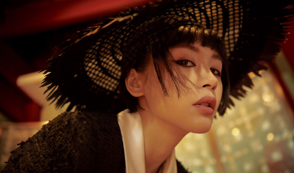 王子文身高162却超会穿，漆皮外套配短靴，玩下衣失踪美腿吸睛