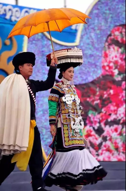 彝族民族服饰视频,彝族服饰惊艳