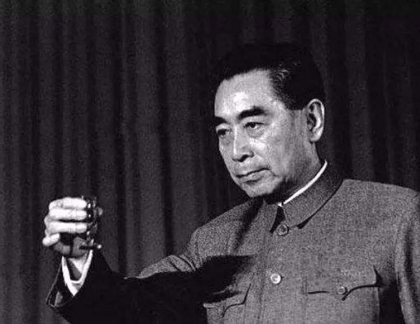 宴会上，国宝九龙杯失窃，周恩来只用一招，让外宾主动上交