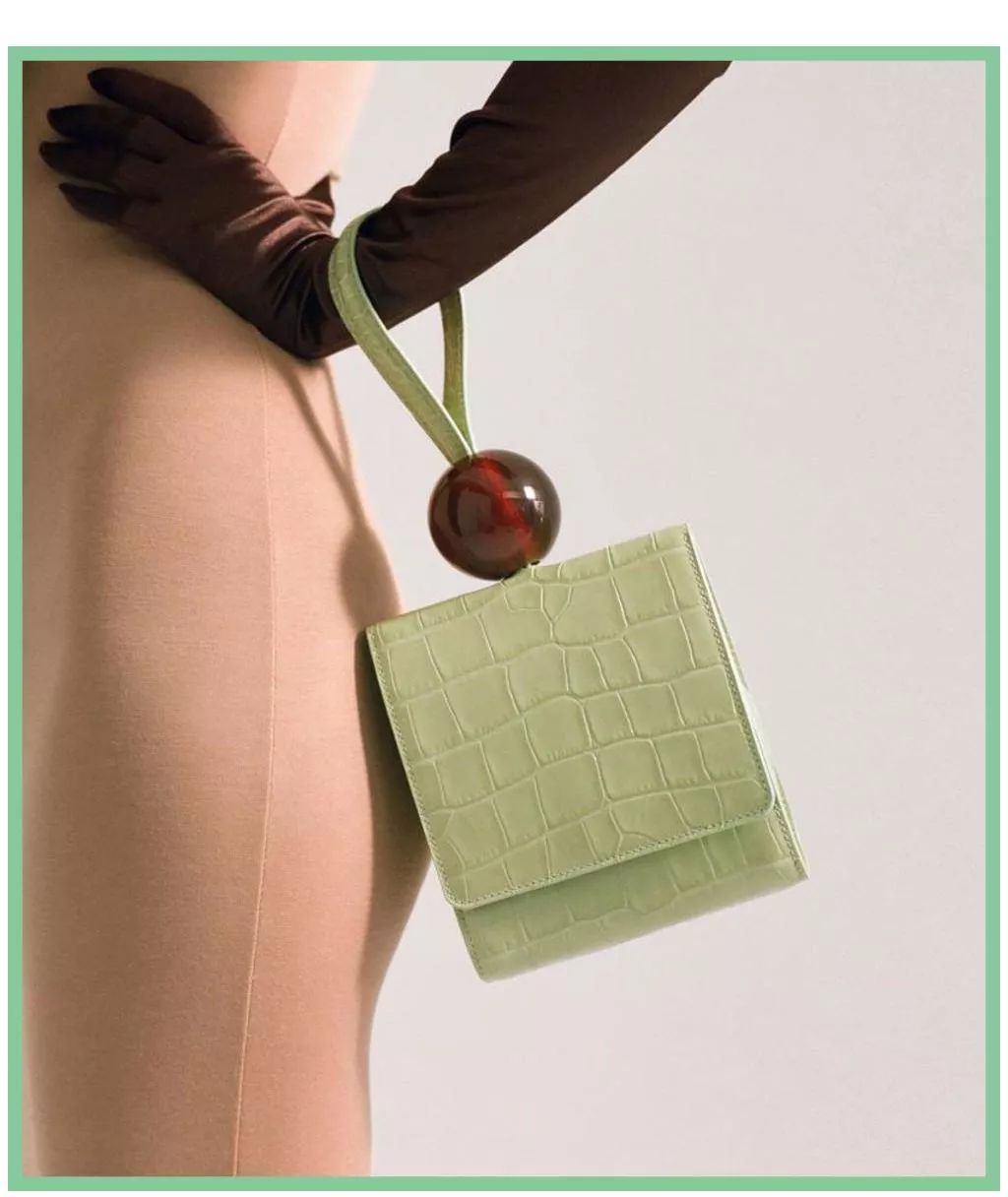 今年该买啥颜色的裙子,今年秋冬女装流行什么样式的裙子