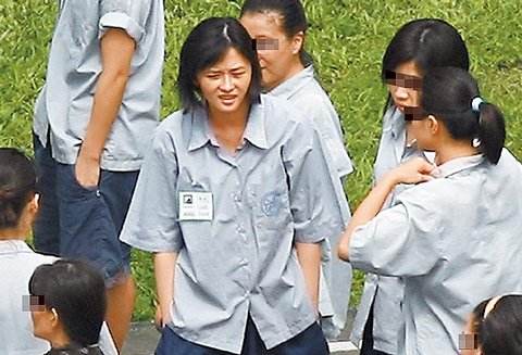 靠袒胸搏出位,3次吸毒被抓,如今患癌的她为保命切除5个器官