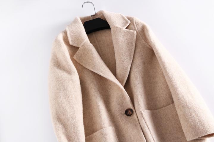 浅色的衣服有油污渍怎么办,衣服上的油污渍洗不掉怎么办