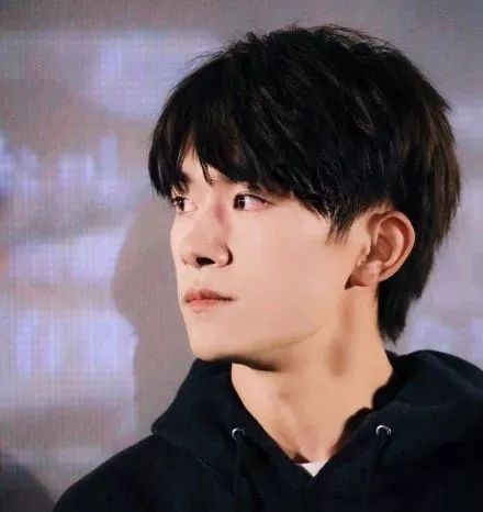 戚薇老态尽显,戚薇和关晓彤站在一起