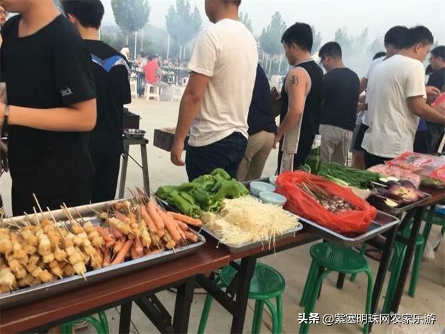 全靠8根钢柱支撑的玻璃栈道你敢挑战吗？保定狼牙山泽疆公寓酒店