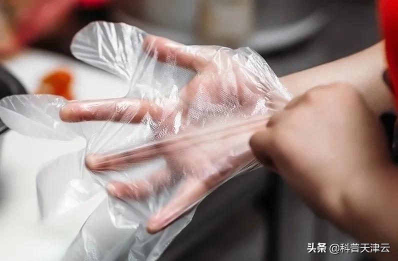 吃小龙虾时为啥要戴手套,吃小龙虾时手套容易进油
