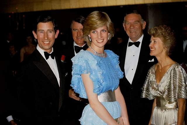 卡米拉 约旦王后 屈膝礼 (卡米拉向约旦王后行屈膝礼)