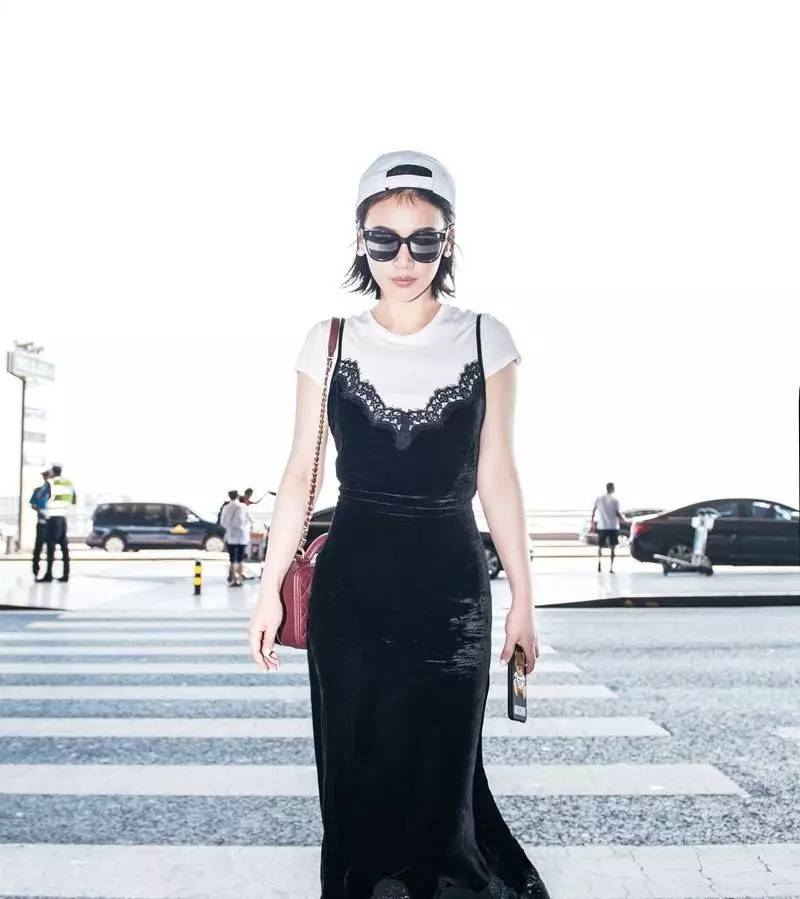 百搭又显气质的法式丝绒裙,一袭丝绒裙复古优雅